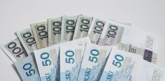 Czy zarobki małżonka mogą pozbawić świadczeń socjalnych?