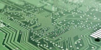 Czym się różni informatyka od technologii informatycznej?