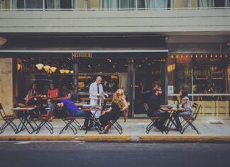 Jak rozmawiać z klientem przez telefon?