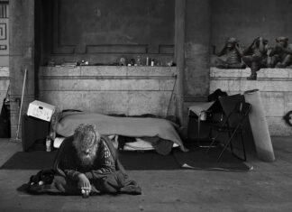 Co zalicza się do warunków środowiskowych miejsca pracy?