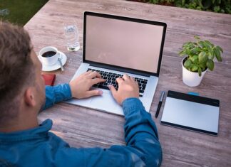 Jak się pisze follow up?